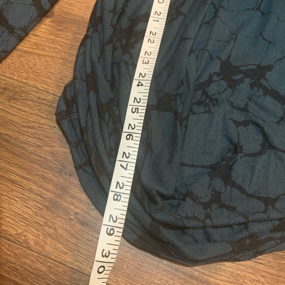 Asymmetrical front hem long sleeved top - Picture 6 of 7